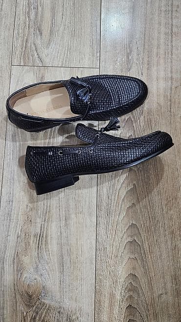 Мокасины и лоферы: Kişi mokasini qara rəng
Günlük və klassik geyimlə uyğun — 2