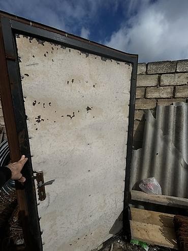 seyif qapi: Dəmir seyf qapı normal vəziyyətdədir Eni 96/hündürü 205 Zamoku işləyir — 2