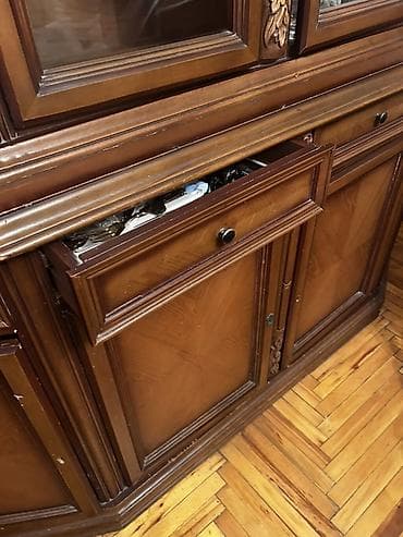 plastik dolabı: Klassik üslubda iri vitrin-bufet. - Material: massiv ağac və — 3