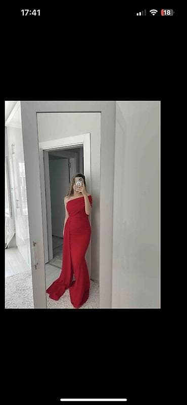 Qırmızı ziyafət/libas - Model: bir çiyinli, bədənə oturan maxi