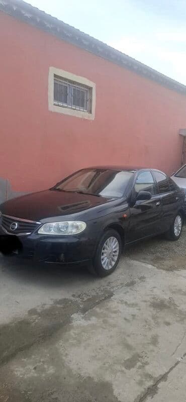 Nissan Sunny sedan - Korpus: qara rəng, 4 qapılı sedan, xrom ön