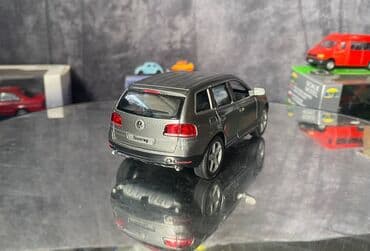20 qepik: Коллекционная модель volkswagen touareg grey metallic 2003 kinsmart — 9