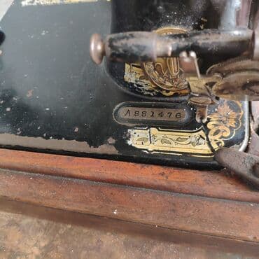 saat qedimi: Antik tikiş maşını – mexaniki, əl fırlatmalı model - Korpus: massiv — 3