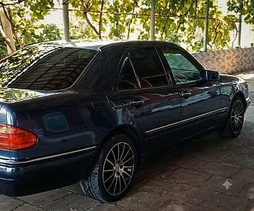 opel vectra b: Mercedes-Benz 230: 2.3 l | 1996 il Sedan — 4