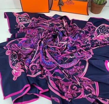 qadın şarfları snuda: Tünd göy rəngdə, çəhrayı və bənövşəyi naxışlarla bəzədilmiş kvadrat — 2