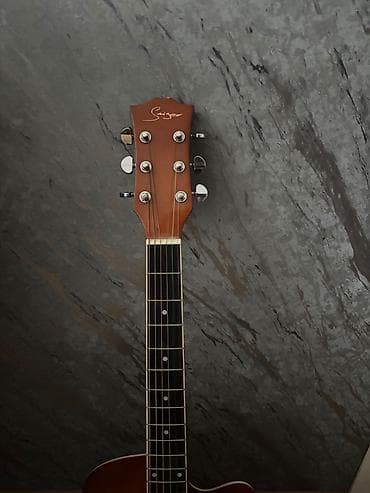 gitara simi: Sniker firmasına aid akustik gitara,alan olsa üstündə çantada — 3