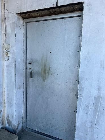 Metal qapı - Material: qalın metal/sink örtüklü polad təbəqə - Tip