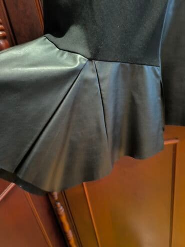 Çəngəllər: Cox qozel yubka Yenidi.Etiketkali 46-48qedir.deriden vstavkasi var — 2