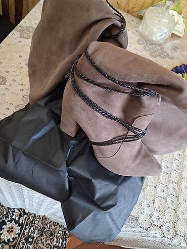 Qadın çəkmələri – süet materialdan, dizə yaxın hündürlükdə model