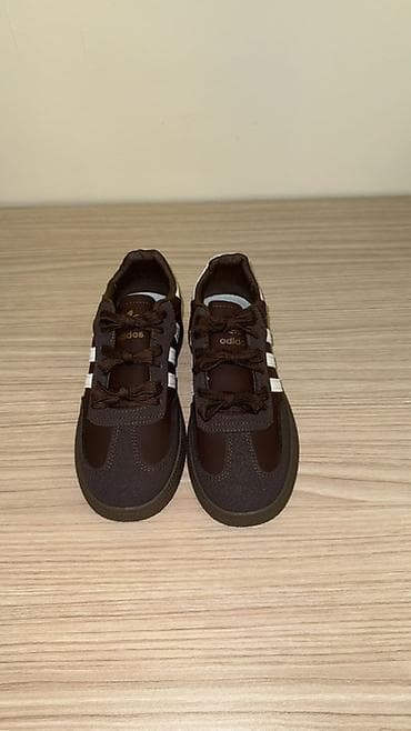 adidas different: Məhsul: Unisex idman ayaqqabısı – qəhvəyi rəng Model ilhamı: “Samba” — 1