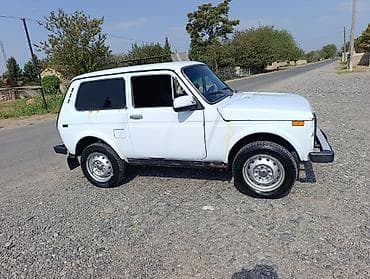 lifan kpr 250: VAZ Niva avtomobili təqdim olunur. Kuzov ağ rəngdədir və klassik 3 — 8