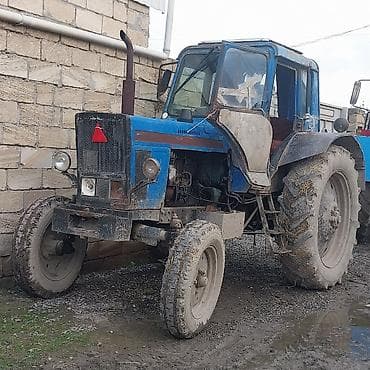 Traktor MTZ (Belarus) – mavi kabinli, dizel mühərrikli, arxa