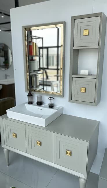 мойка шкаф для кухни: Ağ rəngli keramika Çanaq və iki geniş siyirməli ağ qapalı şkafı olan — 1