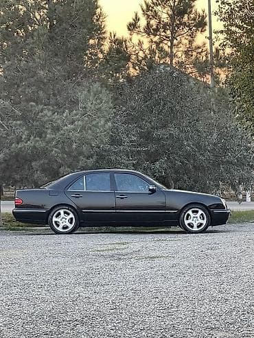 Mercedes-Benz E‑Class W210 sedan - Kuzov: 4 qapılı sedan, qara rəng -