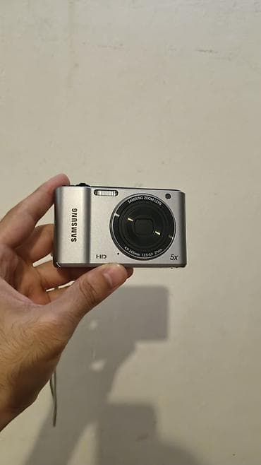 Elektronika: Samsung kompakt rəqəmsal fotoaparat - Gümüşü korpus, əl qayışı ilə - — 1