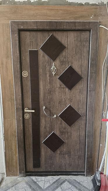 - Material: metal gövdə, taxta teksturalı dekor panellər - Rəng/üslub