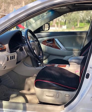 oka satisi: Toyota Camry (XV40) – ağ rəngli sedan. Xarici xüsusiyyətlər: - GLX — 9