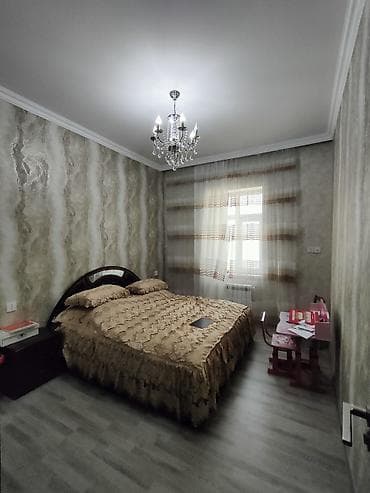 iceri şeherde kiraye evler: 3 otaqlı geniş mənzil – müasir interyer - Geniş salon: künc divan — 4