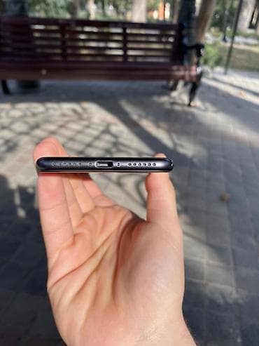 google pixel 6: IPhone 8, Qara, Barmaq izi — 4