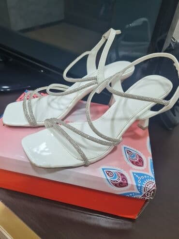 Toy paltarları və aksesuarları: Məhsul: Qadın sandal kolleksiyası Ağ sandal: - Rəng: Ağ - Dizayn — 2