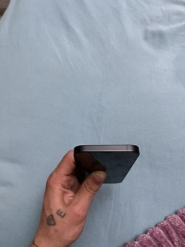 babyliss e 837: IPhone 16e, 128 GB, Qara, Face ID — 5