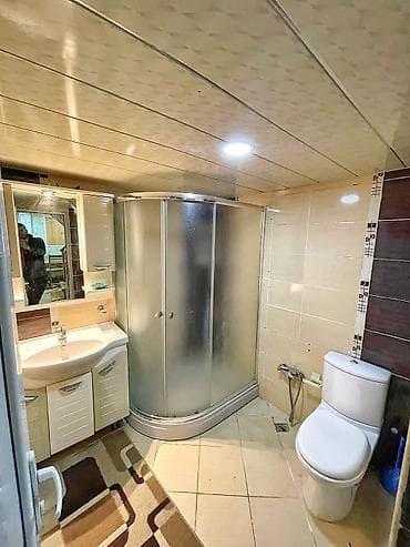 günlük kiraye: Kirayə üçün kiçik otaq – mərtəbəli çarpayı ilə - 2 nəfərlik dəmir — 4