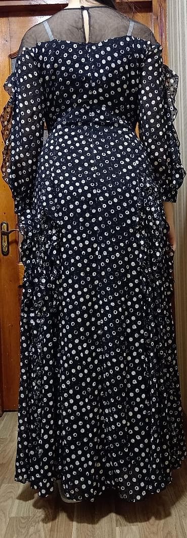 libas: Qara rəngli, ağ dairəvi naxışlı uzun qadın donu. Donun yuxarı hissəsi — 2