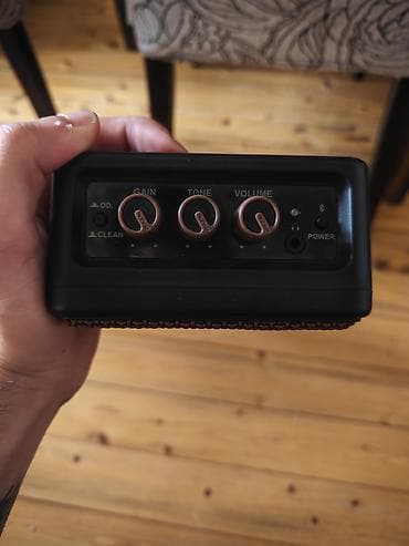gitara elektro: Ağ rəngli elektrik gitara komplekti təqdim olunur. Dəstə şəkildə — 5