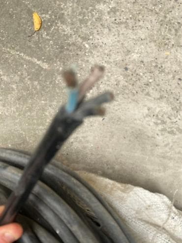 4 jilkali 6 mm qlinliginda mis kabel. 
Whtsp var — 3