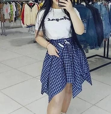 Ağ rəngdə, qısa qollu, üzərində yazı olan t-shirt və göy rəngdə