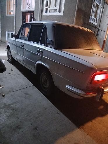 VAZ 2103 sedan - Kuzov: klassik 4 qapılı sedan, ağ rəng - Salon: qara