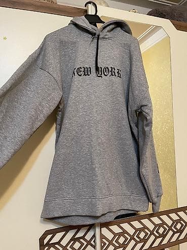 Sweatshirt 1,2 defe geynilib.L razmerdi yeni kimidir. Ici qalinisti — 1