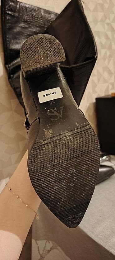 Qadin çəkmələri – qara rəng, timsah dərisi fakturası ilə - Model