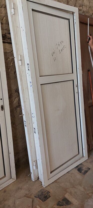 islenmis qapi pencere: Aliminum 4 ədəd qapıdır ölçülər üstündə qeyd olunub biri 40 m — 2