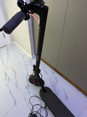 qruz nə deməkdir: Elektrik skuter - Şəhər üçün yığcam və yüngül gövdə, qara rəng - — 5