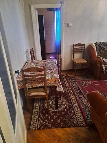 Mənzillər: İcarəyə verilən mənzil – şəhər küçəsinə baxan balkonlu - Plan: 2 otaq — 10