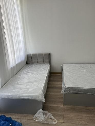 tek carpayı: Gri rəngli modern yataq dəsti – yaylı döşəkli - Ölçü: təxminən 90x200 — 2