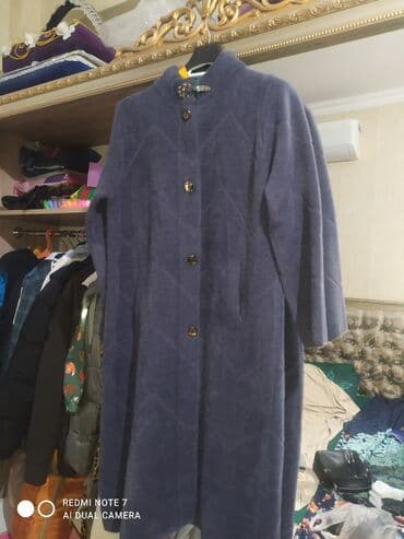 женские шапки из мериноса: Qadın palto - Rəng: ön hissə tünd bənövşəyi/boz-alt tonlarda, arxa — 1