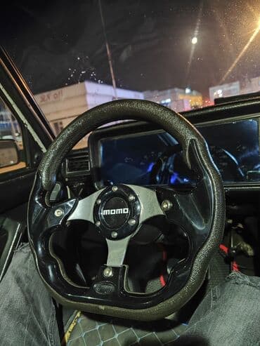 Soyutma və qızdırma sistemləri: MOMO idman sükanı 07 pastafkası ilə - Üçşüalı dizayn, mərkəzdə MOMO — 4