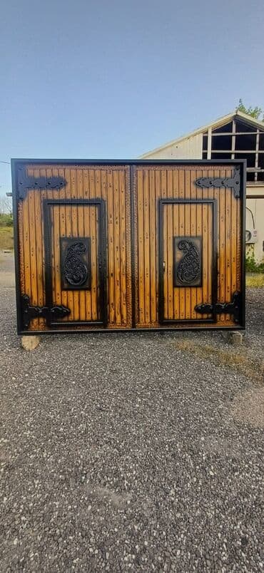 Fərqli dizaynlara malik metal darvazalar təklif olunur. Bu darvazalar