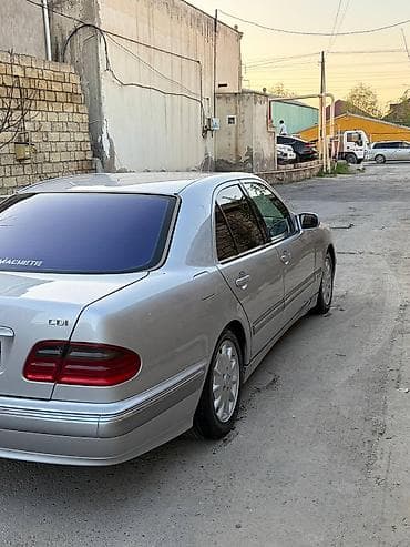 mercedes 200: Mercedes-Benz E-Class: 2.2 l | 1999 il Sedan — 4