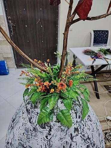 dekorativ bitkiler: Böyük dekorativ kompozisiya – süni ağac və bitkilərlə bəzədilmiş iri — 4