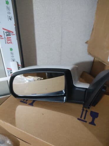 Avtomobil yan güzgüsü - Korpusu: ağ üst hissə, qara alt hissə və