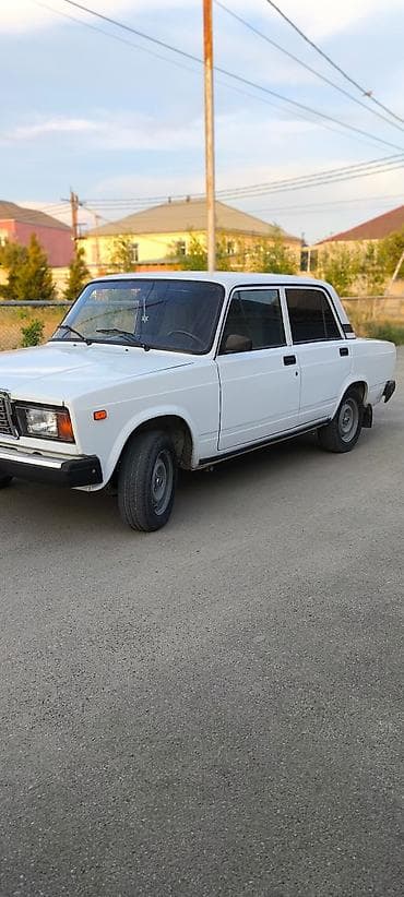 baqaj toru: VAZ 2107, ağ rəng, 4 qapılı sedan. Xüsusiyyətlər: - Klassik “Jiquli” — 1