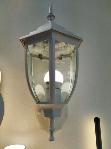 divar sticker: Ağ rəngdə, şüşə panelləri olan divar lampası. Dekorativ dizaynı ilə — 1