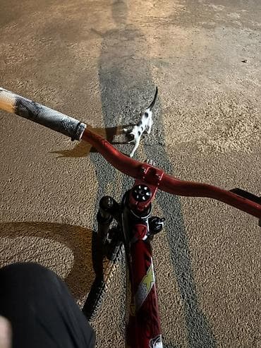 matorlu velosebet: Dağ və şəhər sürüşləri üçün uyğun velosiped. Dizaynı qara-qırmızı rəng — 2