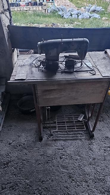 antik pullar: Məhsul 1: Łucznik tikiş maşını (Polşa istehsalı) - Model: Łucznik — 1