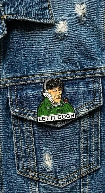 Broşlar: Emaye nişan – “Let It Gogh” mövzulu - Dizayn: Qulağı sarğılı, papaqlı — 2