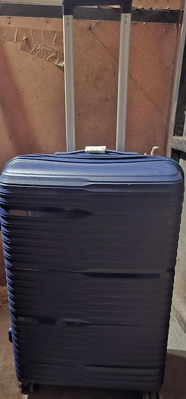 İdman oyunları: Sərt korpuslu, tünd mavi rəngdə səyahət çamadanı. Xüsusiyyətlər: - — 3