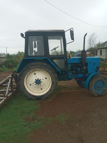 Mavi rəngli MTZ tipli təkərli traktor - Kabinalı, iki yan güzgülü -